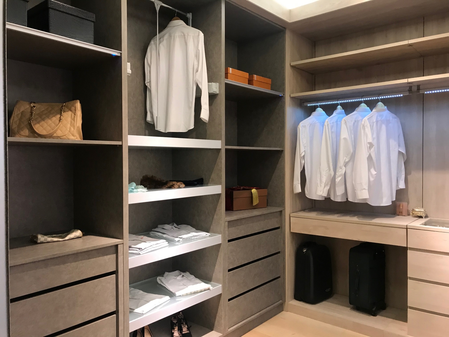 展示開放式衣櫃