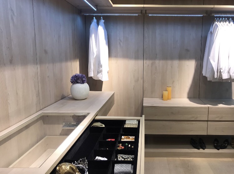 展示開放式衣櫃